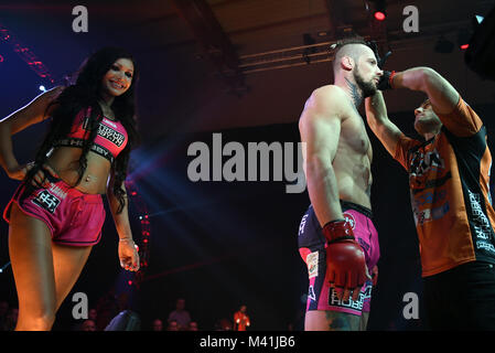Warschau, Polen - 25. MÄRZ 2017: PLMMA Mixed Martial Arts Nacht in einem Käfig o/p Kämpfer im Octagon Kampf Stockfoto