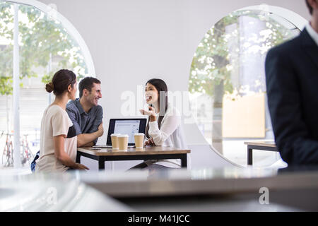 Kollegen in einer ungezwungenen business meeting Stockfoto