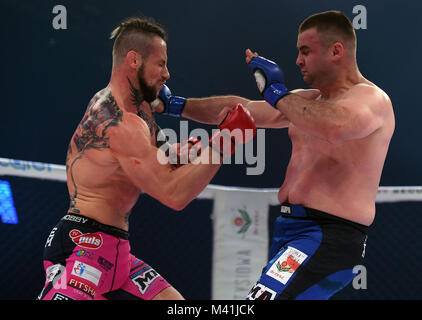 Warschau, Polen - 25. MÄRZ 2017: PLMMA Mixed Martial Arts Nacht in einem Käfig o/p Kämpfer im Octagon Kampf Stockfoto