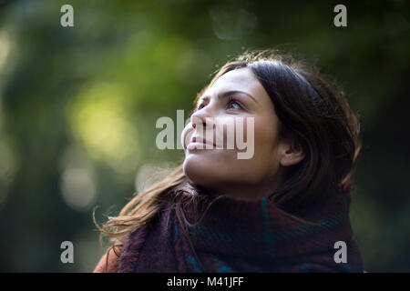 Junge erwachsene Frau im Freien geniessen im Herbst Stockfoto