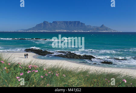 Südafrika. Kapstadt. Meer und Felsen. Hintergrund Tafelberg vom Blouberg Strand genommen. Stockfoto