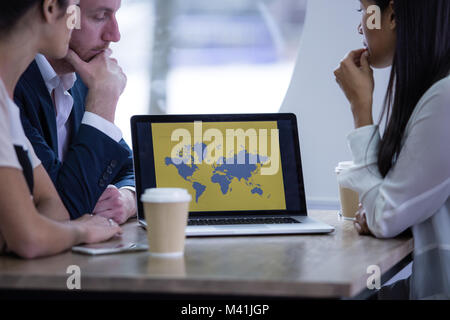 Kollegen bei einer Präsentation auf dem Laptop suchen Stockfoto