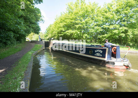 Schmale Boot auf dem Norden Stratford Canal in der Nähe von Lapworth Schlösser. Stockfoto