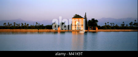 Marokko, Hoher Atlas, Marrakesch, Imperial City, La Menara als Weltkulturerbe von der UNESCO, Saadian Pavillon aufgelistet und Pool im Garten Stockfoto