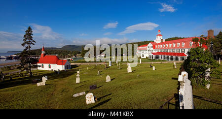 Kanada, Quebec Provinz, Manicouagan Region, Tadoussac, Hotel Tadoussac Tadoussac genannt und die kleine Kapelle Chapelle-des-Indiens (die Inder "Kapelle) b Stockfoto