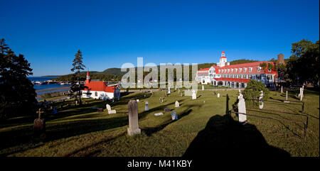 Kanada, Quebec Provinz, Manicouagan Region, Tadoussac, Hotel Tadoussac Tadoussac genannt und die kleine Kapelle Chapelle-des-Indiens (die Inder "Kapelle) b Stockfoto