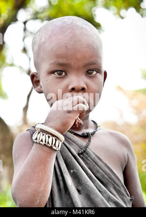 Afrika, Tansania - Februar 9, 2014: Nicht identifizierte Junge von Masai Stamm an die Kamera am 9. Februar 2014. Tansania. Massai Die fam Stockfoto