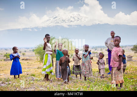 Afrika, Tansania - Februar 9, 2014: Portrait auf einer afrikanischen Kinder der Massai Stamm Dorf lächelnd in die Kamera, das Leben in Haus mit Kuhmist, Fe Stockfoto