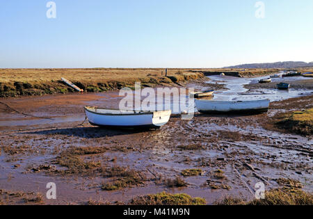 Ein Blick auf kleinen Jollen Strände bei niedrigen Wasser in eine Flutwelle Creek auf der North Norfolk Coast at Morston, Norfolk, England, Vereinigtes Königreich, Europa. Stockfoto