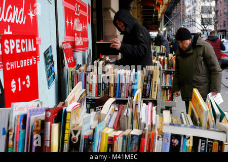 Personen durchsuchen gebrauchte Bücher außerhalb Strand Buchhandlung in New York, NY, USA Stockfoto