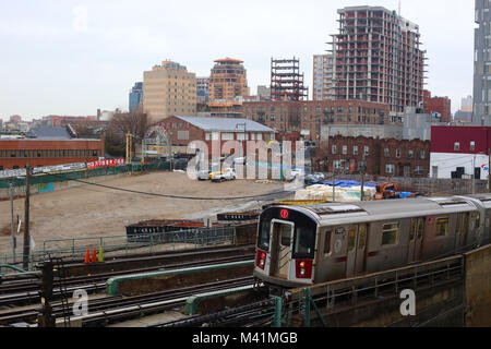 Die raue industrielle Skyline der Innenstadt von Flushing, Queens, NY Stockfoto
