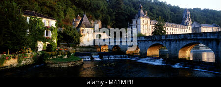 Frankreich, Dordogne, Perigord Vert, Parc Naturel Regional Perigord Limousin, Brantome, Pont Coude Brücke über Fluss Dronne und Saint- Pierre Benediktiner EIN Stockfoto