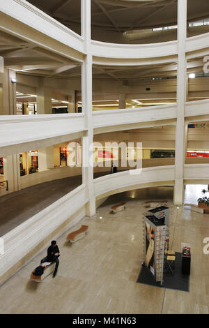 Italien, Piemont, Turin, Lingotto in der alten Autofabrik Fiat umgewandelt in eine Shopping Mall, der Ansatz in Richtung der alten Teststrecke auf dem Dach des Gebäudes Stockfoto