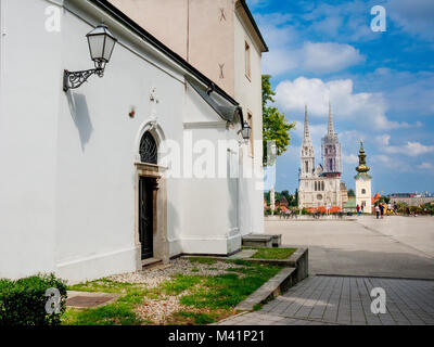 Blick auf die Türme der Kathedrale von St. Katharina Kirche, der Oberen Stadt Zagreb, Hauptstadt von Kroatien, Europa Stockfoto