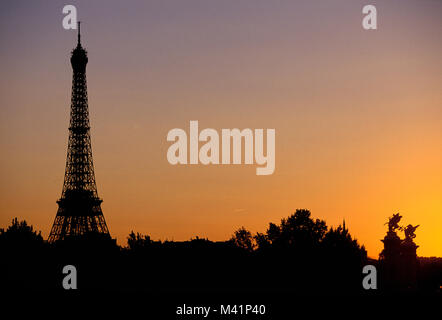 Frankreich, Paris, Eiffelturm und Statuen der Brücke Alexander III Stockfoto