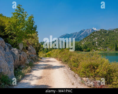 Country Road in der Bacinska Seen, in der Nähe von Mühlbach am Hochkönig, Dalmatien, Kroatien, Europa Stockfoto