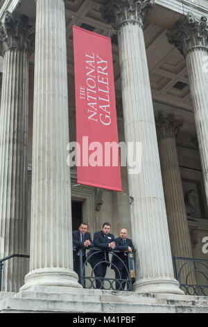 Des Systemstatus Personal von der National Gallery angestellt, beobachten Sie die alternative Partei und Streikposten durch streikende Arbeiter am Abschiedsfest für National Gallery Regisseur Nicholas Penny. Stockfoto