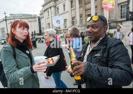 Erdbeeren und Prosecco auf die alternative Partei durch streikende Arbeiter außerhalb des verlassen Partei für die National Gallery Regisseur Nicholas Penny. Stockfoto