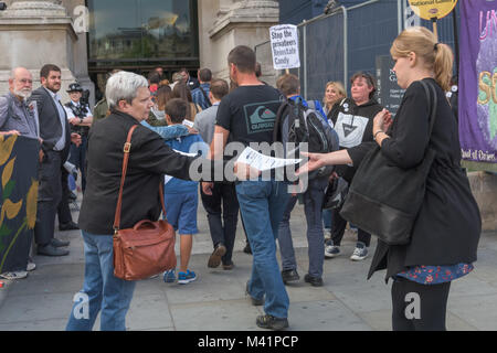 Einige Leute gehen zu den offiziellen verlassen Partei für die National Gallery Regisseur Nicholas Penny nahm die Blättchen von den Streikposten von National Gallery Arbeiter gegen die Privatisierung. Stockfoto