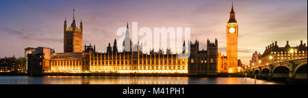 Big Ben und Westminster Bridge in der Dämmerung, London, UK Stockfoto