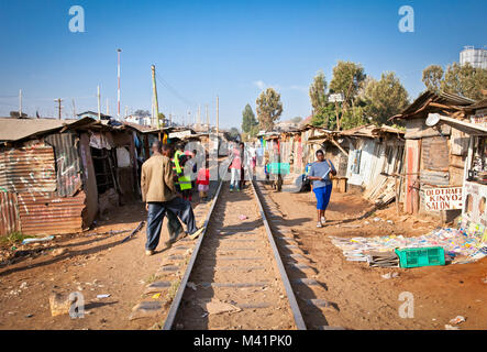 NAIROBI, KENIA - Februar 6, 2014: Überprüfung des täglichen Lebens der Menschen vor Ort in Kibera Slums am 6. Februar 2014. Nairobi, Kenia. Kiber ist der größte Slum in Stockfoto
