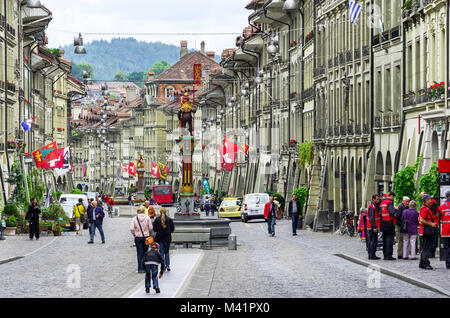 Alltag in der Marktgasse Straße im mittelalterlichen Stadtkern. Bern, Schweiz Stockfoto