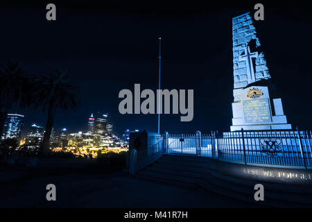 Perth, Australien - Jan 5, 2018: Zustand War Memorial auf dem Mount Eliza in Kings Park bei Nacht. Perth Skyline im Hintergrund. Kings Park ist ein großer Park in Perth, Western Australian botanischer Garten. Stockfoto