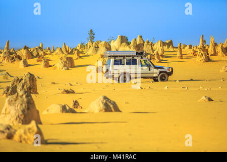 Allradantrieb Auto auf Pinnacles Fahren, Schmutz, Straße in Pinnacles Wüste, Nambung Nationalpark, Western Australia. Entdeckung und Abenteuer reisen Konzept. Stockfoto