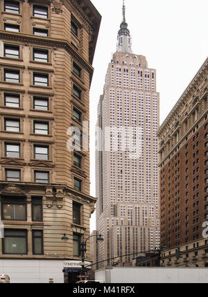 New York, New York, USA. Februar 1, 2018. Blick auf das Empire State Building in New York City von der Ecke der 6. und 34. Straße Stockfoto