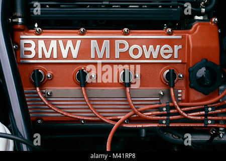 Detaillierte Darstellung der Motorraum eines 80er BMW M3 mit einem roten BMW M Power cam-Abdeckung Stockfoto