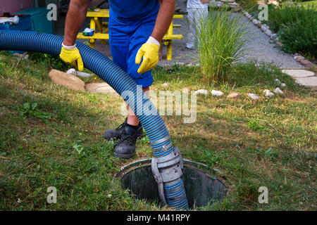 Haushalt Septic Tank entleeren. Reinigung von Schlamm aus septischen System. Stockfoto