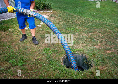 Haushalt Septic Tank entleeren. Reinigung von Schlamm aus septischen System. Stockfoto