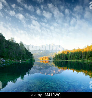 Fantastischer Sonnenaufgang am Berg Eibsee Stockfoto