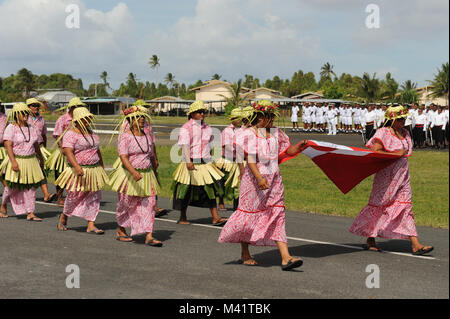 Tuvaluans Parade durch Funafuti während der jährlichen Independance Day feiern Stockfoto