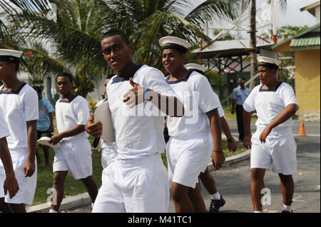 Tuvaluans Parade durch Funafuti während der jährlichen Independance Day feiern Stockfoto