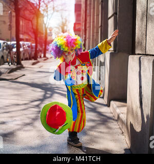 Little Boy gekleidet wie ein Clown. Stockfoto