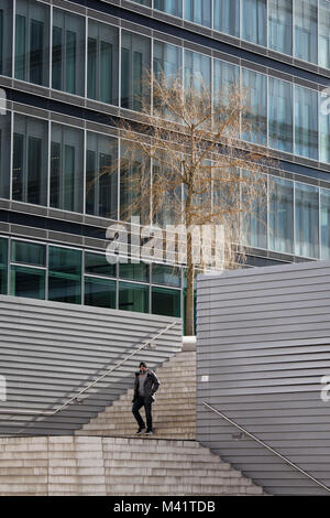 Europa, Deutschland, Nordrhein-Westfalen, Köln, Treppe am Kennedy Platz auf der Lanxess Turm im Stadtteil Deutz. Europa, Deutschland, Nordr Stockfoto