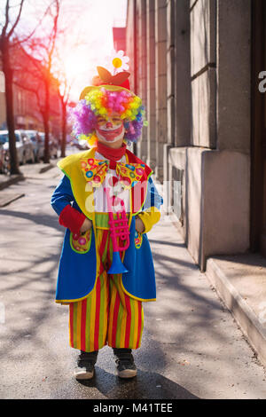 Little Boy gekleidet wie ein Clown. Stockfoto