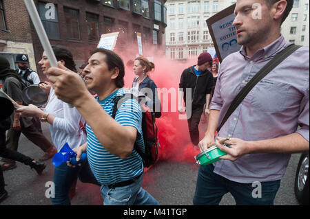 Wurde ein zweites rotes Aufflackern der Weg auf die Straße gesetzt, weil die Demonstranten um hinter den hinteren Eingang zu Sotheby's marschierten. Sie machte keinen Versuch es zu Sopt Stockfoto