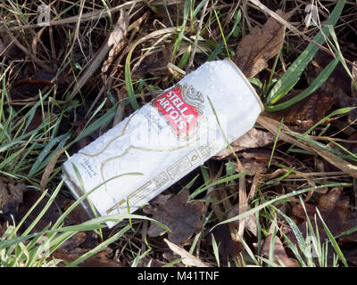 Kann von Stella Artois Lager auf einem Straßenrand Kante, UK verworfen Stockfoto