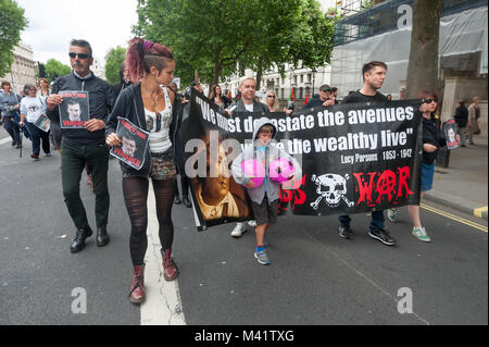 Klasse Krieg in der behinderte Menschen gegen Sozialabbau Mitglieder März aus Downing Street auf, dem Parlament eine junge Unterstützer noch zwei rosa Fußbälle. Stockfoto