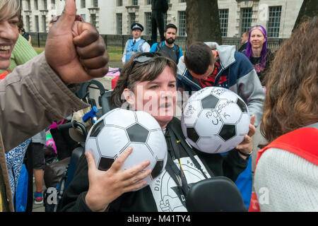 Paula Peters der DPAC-hält zwei Fußbälle mit Nachrichten für die GOVERNENT an behinderte Menschen gegen Kugeln Schnitte" zu protestieren, den Haushaltsplan" in Downing St. Stockfoto