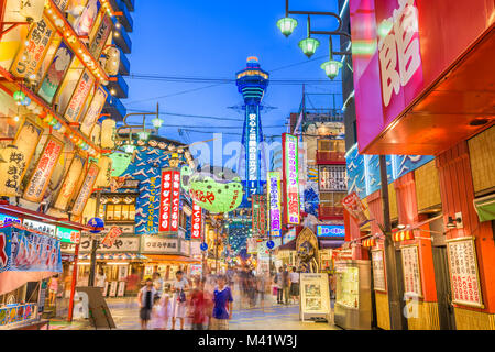OSAKA, Japan - 17. AUGUST 2015: Die Shinsekai Viertel von Osaka. Die Nachbarschaft war im Jahr 1912 mit New York und Paris, die ursprünglich als Mo, erstellt Stockfoto