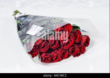 Blumensträuße für einen besonderen Anlass wie Valentinstag angeordnet wird. Stockfoto