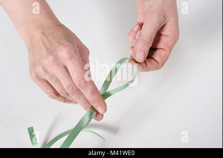 Blumensträuße für einen besonderen Anlass wie Valentinstag angeordnet wird. Frau trimmen die Stiele der Blumen nach anordnen. Stockfoto