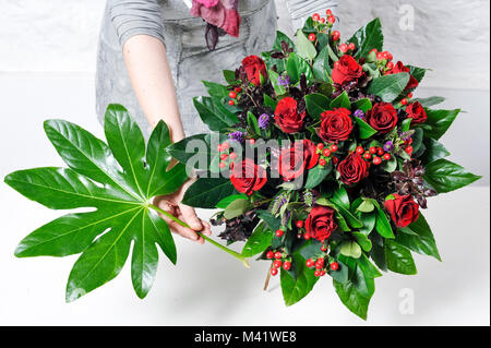 Frau zeigen, wie Blumen aus zu Ihnen zusammen binden Schneiden zu arrangieren. Stockfoto