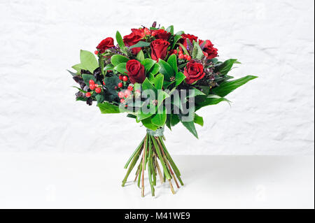 Blumensträuße für einen besonderen Anlass wie Valentinstag angeordnet wird. Stockfoto