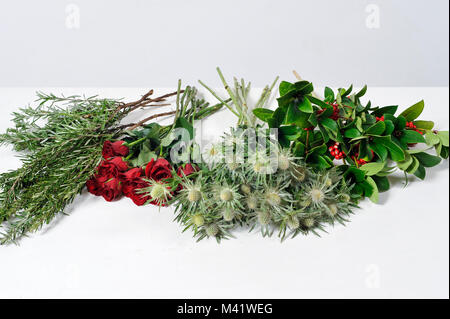 Blumensträuße für einen besonderen Anlass wie Valentinstag angeordnet wird. Stockfoto