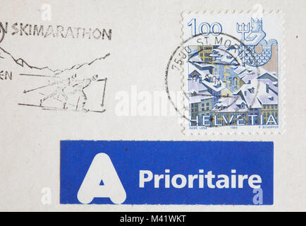 Aufkleber A prioritaire mit alten Stempel aus der Schweiz und poststempel von St. Moritz auf einer Postkarte Stockfoto