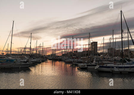 Alicante, Spanien. Februar 9, 2018: Blick auf den Hafen von Alicante bei einem Sonnenuntergang im Winter. Stockfoto